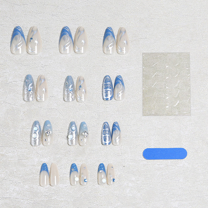 Kunstvolle 3D-Nagelspitzen mit zartem Design Karnz
