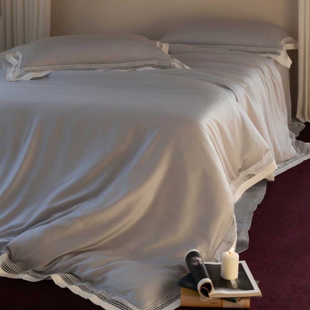 Luxuriöses Bettwäsche-Set aus Baumwollsatin mit Ajour-Bordüre