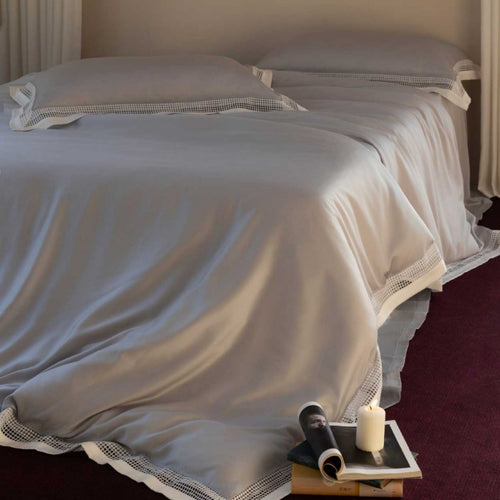 Luxuriöses Bettwäsche-Set aus Baumwollsatin mit Ajour-Bordüre