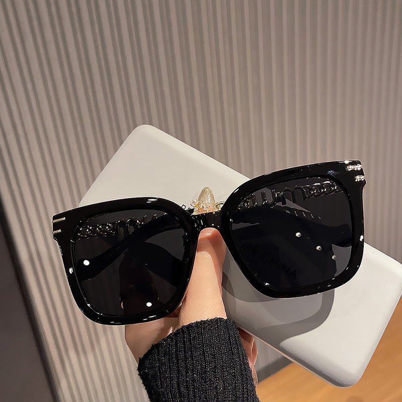 Damen trendige quadratische Sonnenbrille mit elegantem Rahmen und stylishem Goldakzent Karnz
