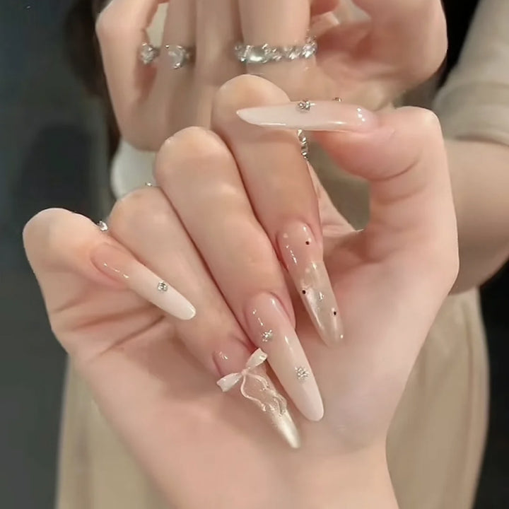 Kunstnägel mit Elegantem Ombre-Effekt und Zarten Strassverzierungen Karnz