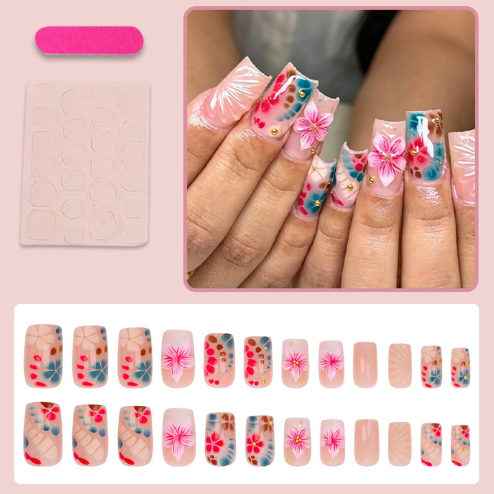 Kunstnagelset mit elegantem, floralem Design Karnz
