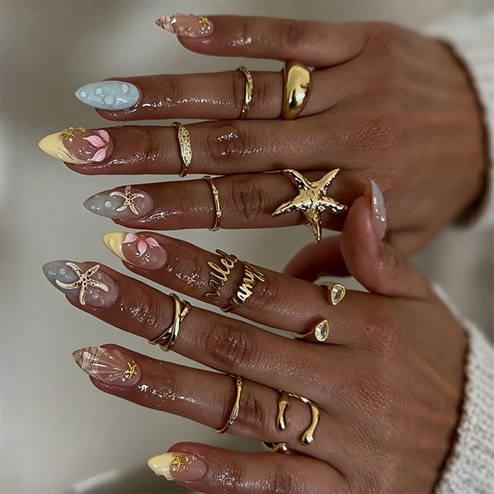 Kunstvolles Nagelset mit floralen Akzenten Karnz