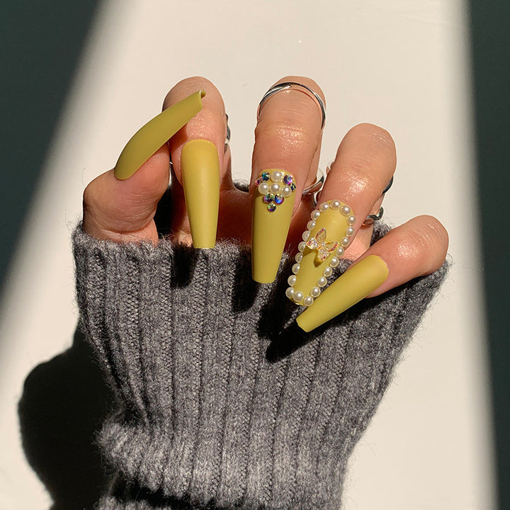 Kunstvolle Stiletto-Nägel mit luxuriösen Glitzerakzenten Karnz