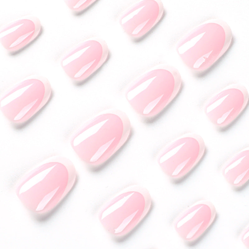 Elegante Nagelkunst mit französischen Spitzen Karnz