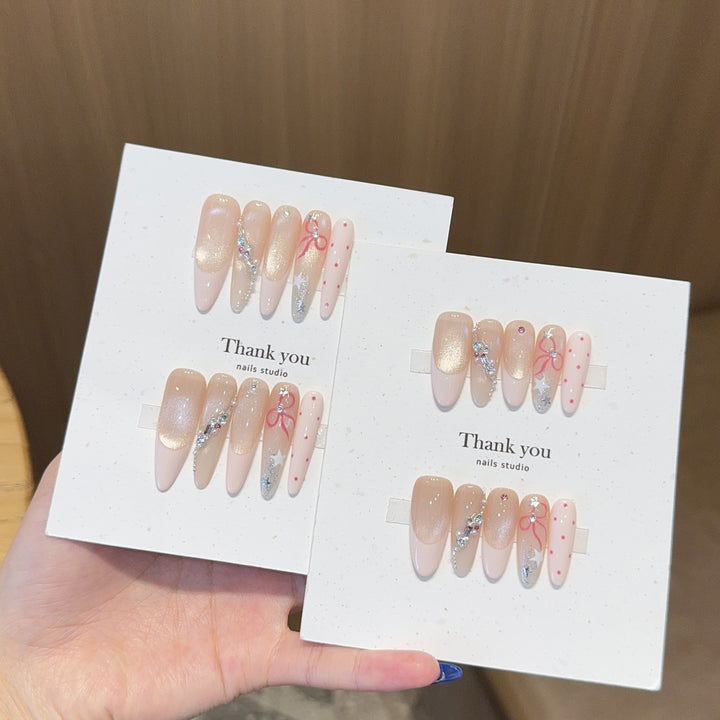 Kreative Kunstnagelspitzen mit Glitzerakzenten Karnz