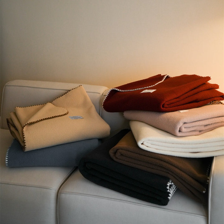 Wohndecke- und Kissen-Set aus flauschigem Fleece mit kontrastierender Ziernaht