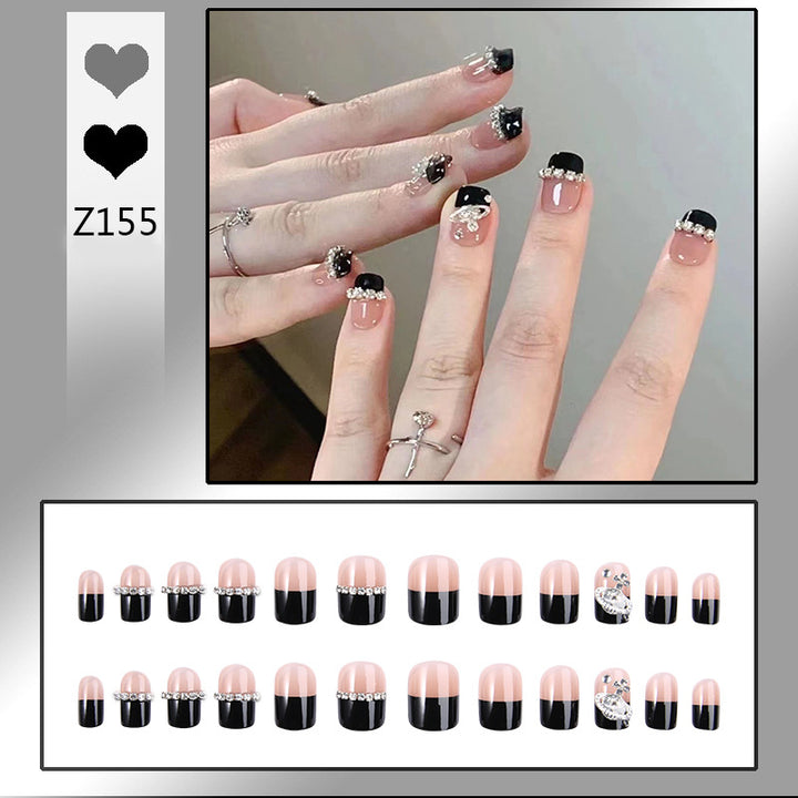 Kunstnagelset mit eleganten Glitzerverzierungen und schimmernden Akzenten Karnz