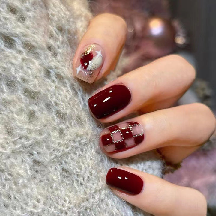Trendige Nagelkunst mit edlen Akzenten Karnz