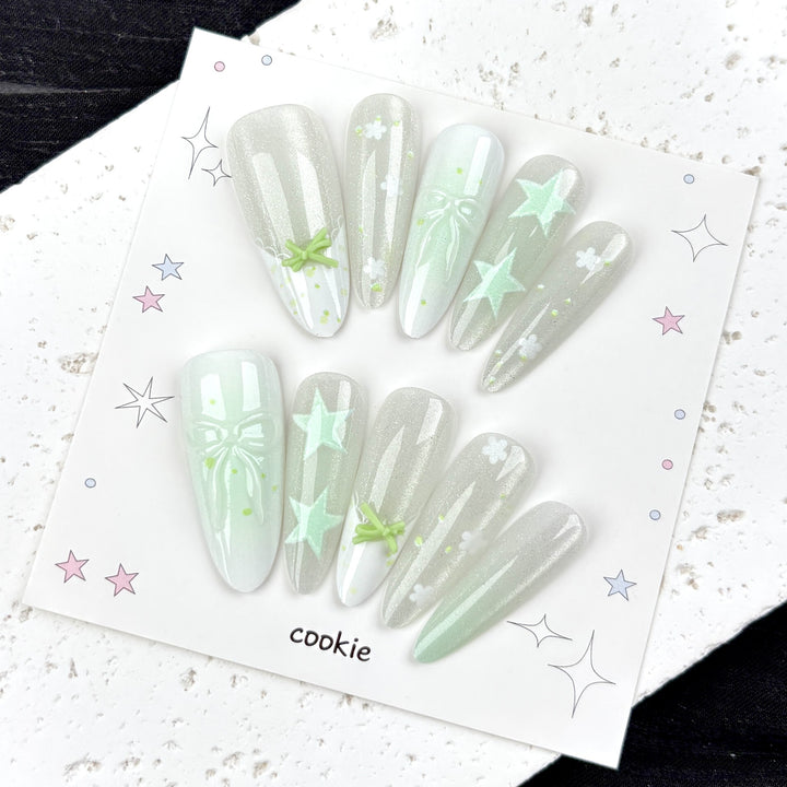 Künstlerisches Press-on-Nagelset mit Sterne- und Blumendesign