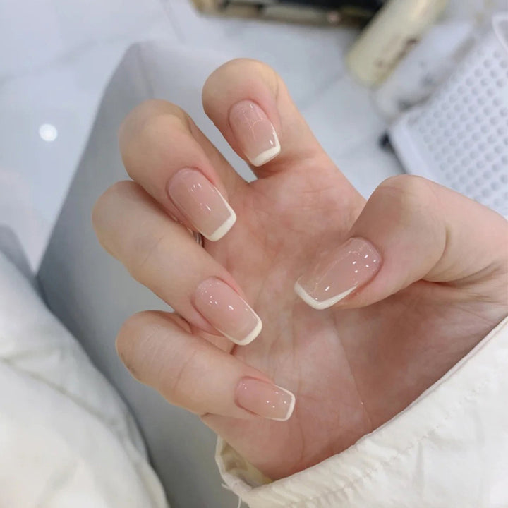 Elegante Nagelverlängerungen mit French-Tip Karnz