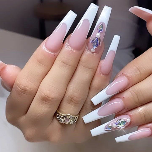 Premium Nagelverlängerungen mit eleganten Designs und Glitzerakzenten Karnz