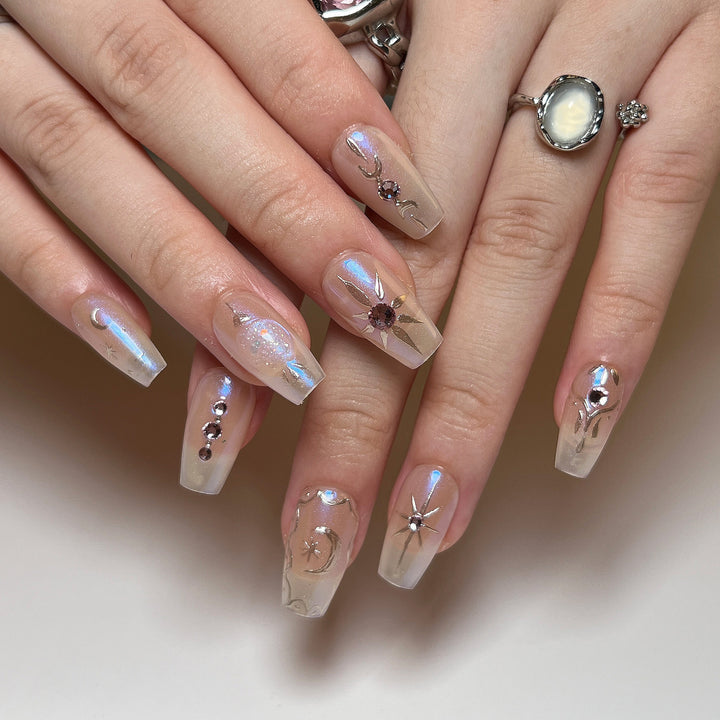 Künstliche Nagelkunst mit eleganten Strass- und Glitzereffekten Karnz