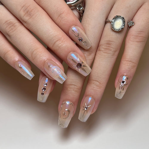 Künstliche Nagelkunst mit eleganten Strass- und Glitzereffekten Karnz