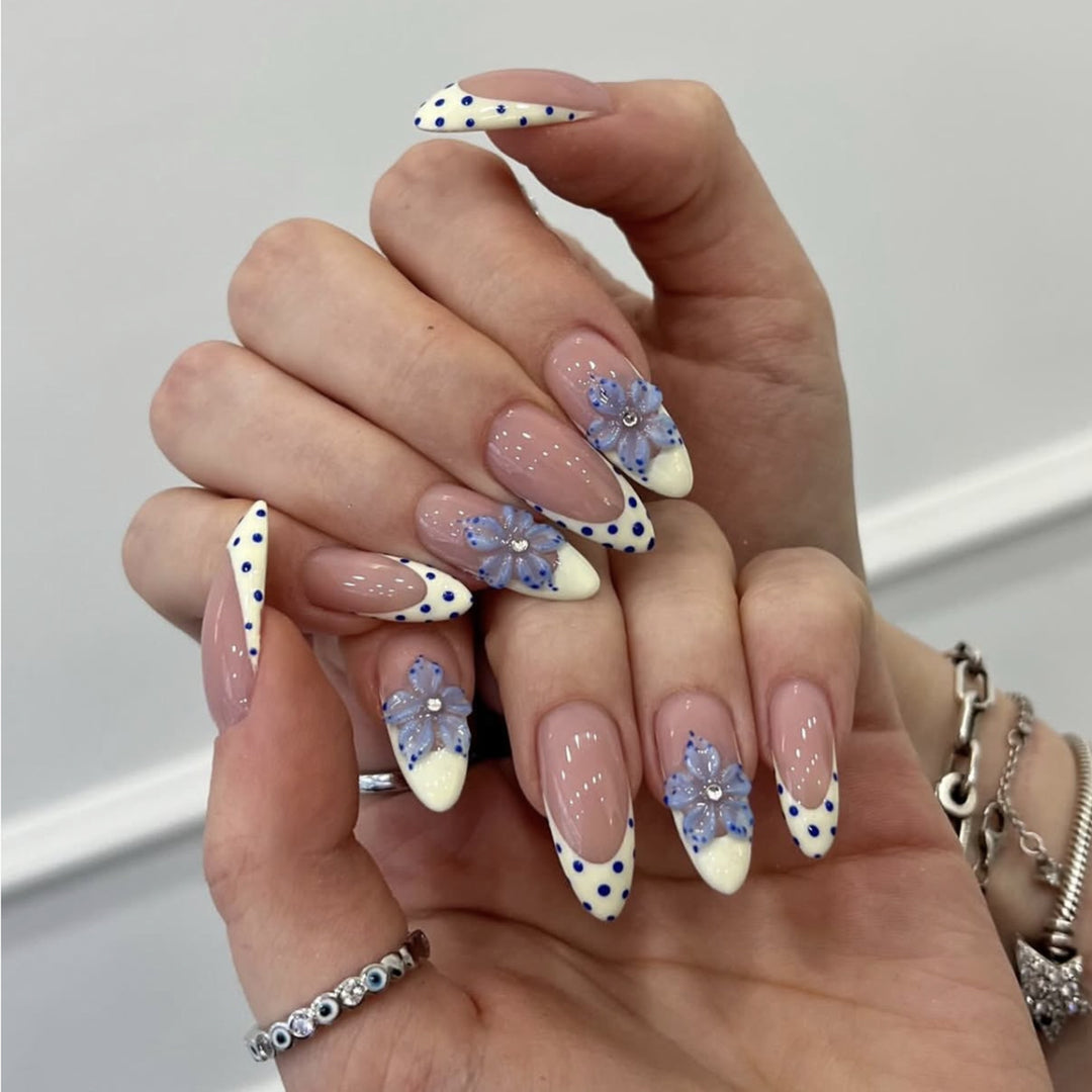 Kunstvolle Stiletto-Nägel mit floralem Design Karnz