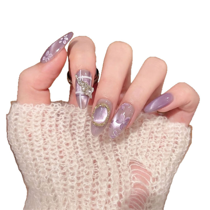 Künstlerisches Press-On-Nagelset mit floralen Akzenten Karnz