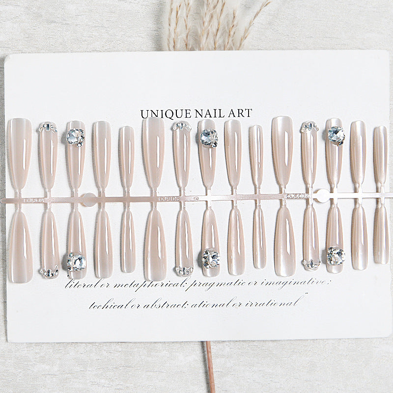 Kunstnagelset mit Glitzer-Design und eleganten 3D-Applikationen Karnz
