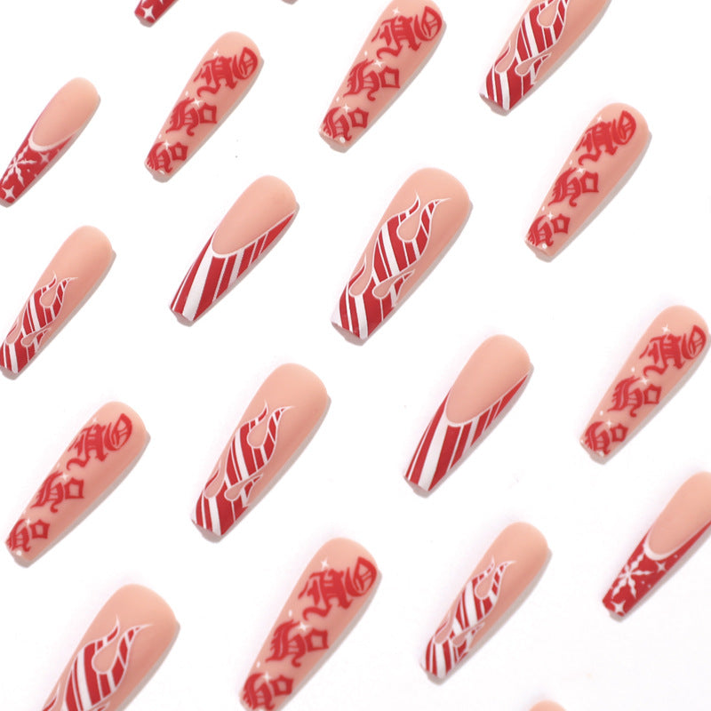 Künstlerische Nagelverlängerungen im festlichen Design Karnz
