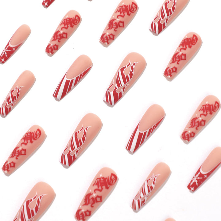 Künstlerische Nagelverlängerungen im festlichen Design Karnz