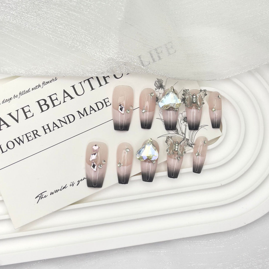 Künstlerisches Press-On-Nagelset mit eleganten Strass- und Blumenakzenten