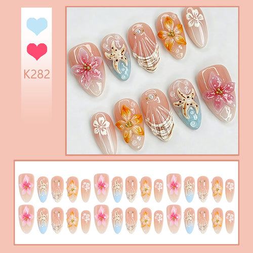 Kunstnägel mit floralen Verzierungen Karnz