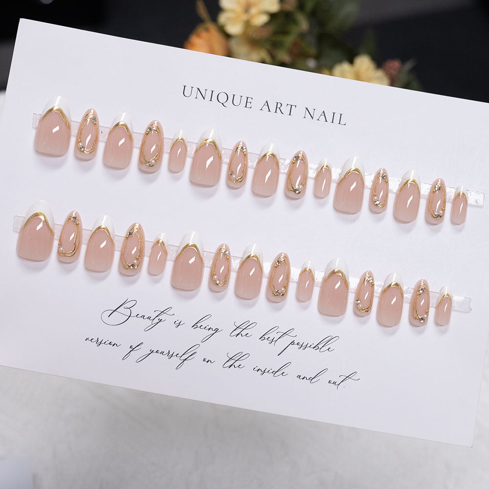 Dekorative Press-On Nagelkunst mit goldenen Akzenten