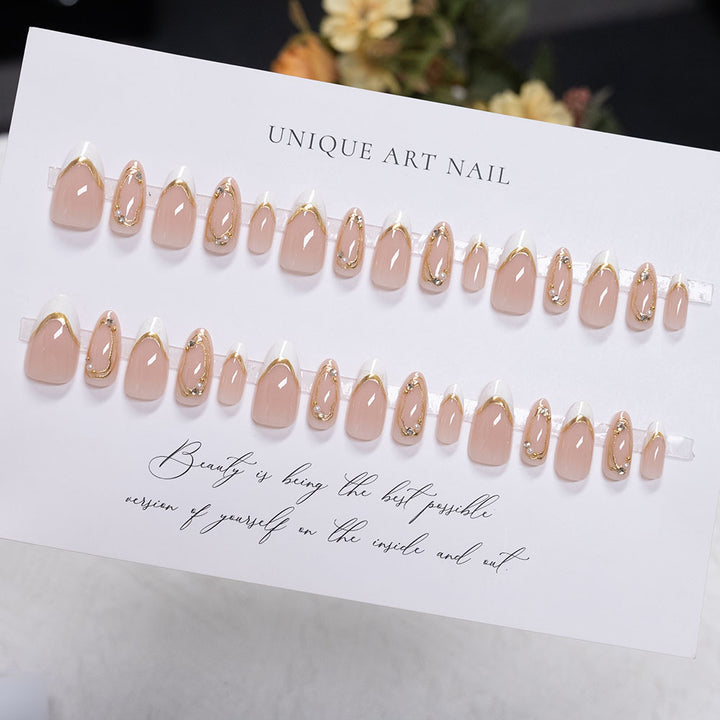 Dekorative Press-On Nagelkunst mit goldenen Akzenten
