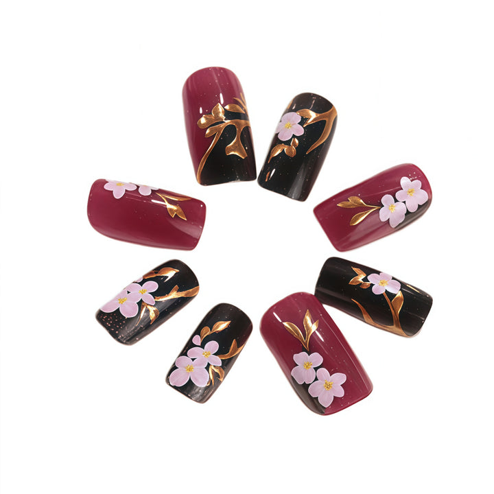 Kunstnägel mit eleganten floralen Akzenten Karnz