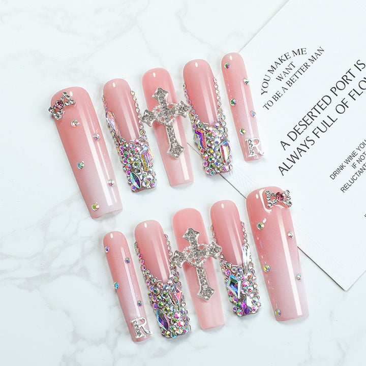 Kreatives Kunstnagelset mit glamourösen Strassverzierungen Karnz