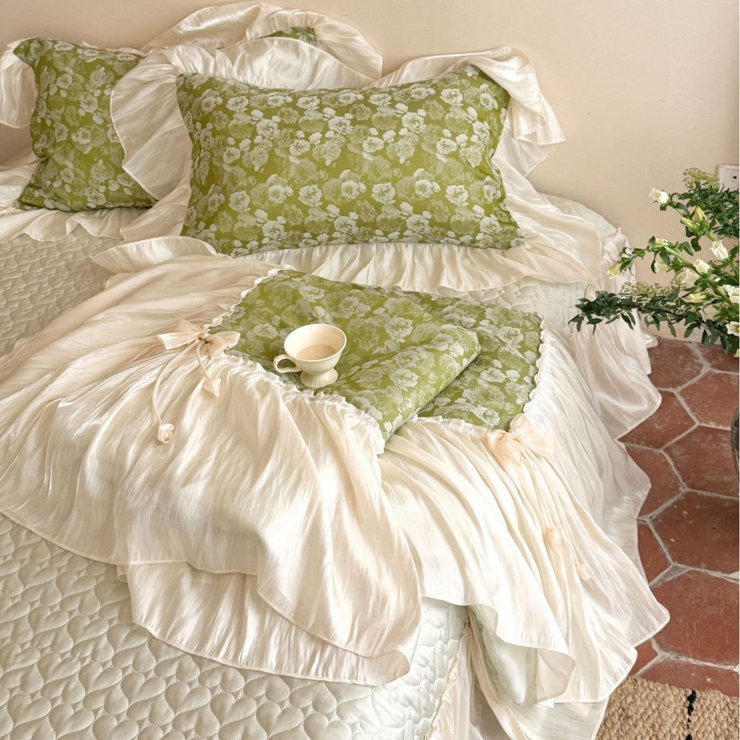 Luxuriöses Rüschen-Bettwäsche-Set aus Satin mit Steppdecke und Bettrock