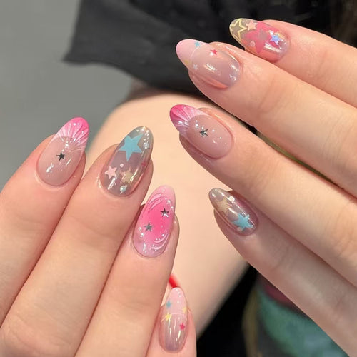 Sternenbedruckte kreative Press-On Nagelkunst