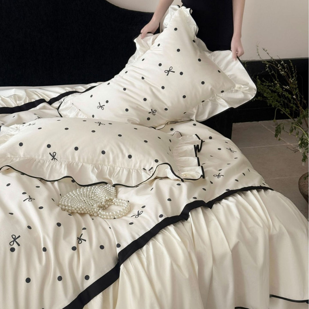 Rüschensatin-Style Polka Dot Bettbezug Set mit schwarzem Paspel