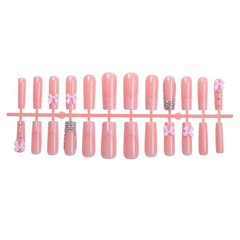 Dekoratives Nail Art Press-On Set mit Schleifen- und Schmuckakzenten Karnz