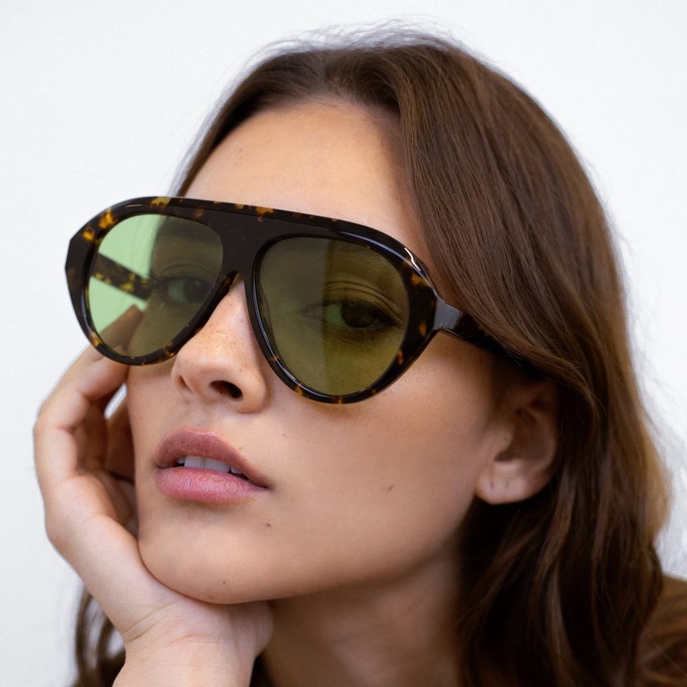 Damen Statement Sonnenbrille mit breitem Rahmen und grünen Gläsern Karnz
