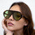 Damen Statement Sonnenbrille mit breitem Rahmen und grünen Gläsern Karnz
