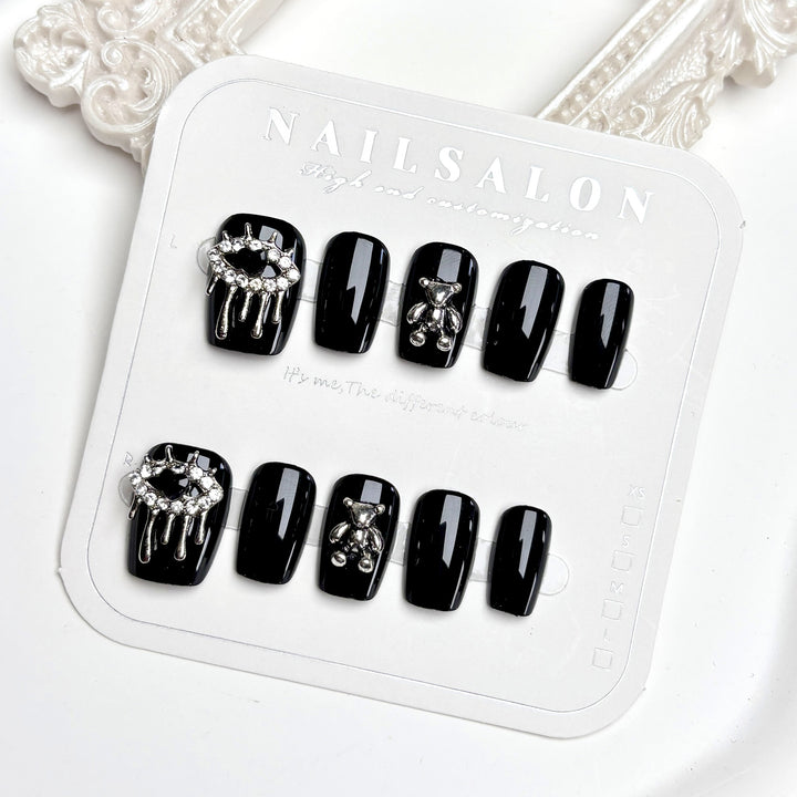 Dekoratives Press-On-Nagelset mit eleganten metallischen Akzenten