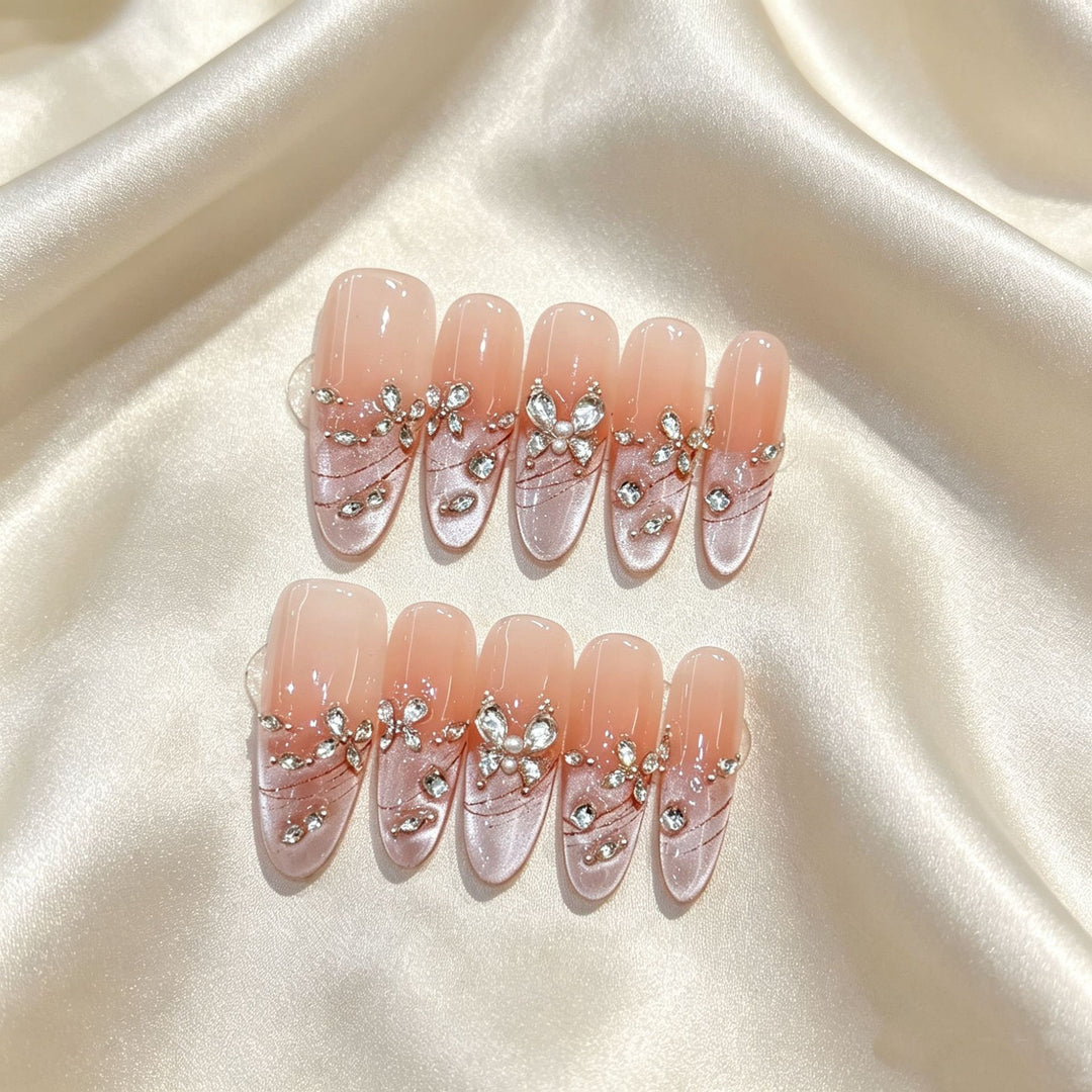 Dekorativer Press-On Nagelkunst-Set mit Strass und eleganten Details