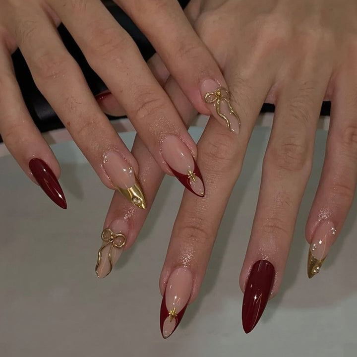 Kunstnagelset mit glamourösen Goldakzenten und eleganten Spitzen Karnz
