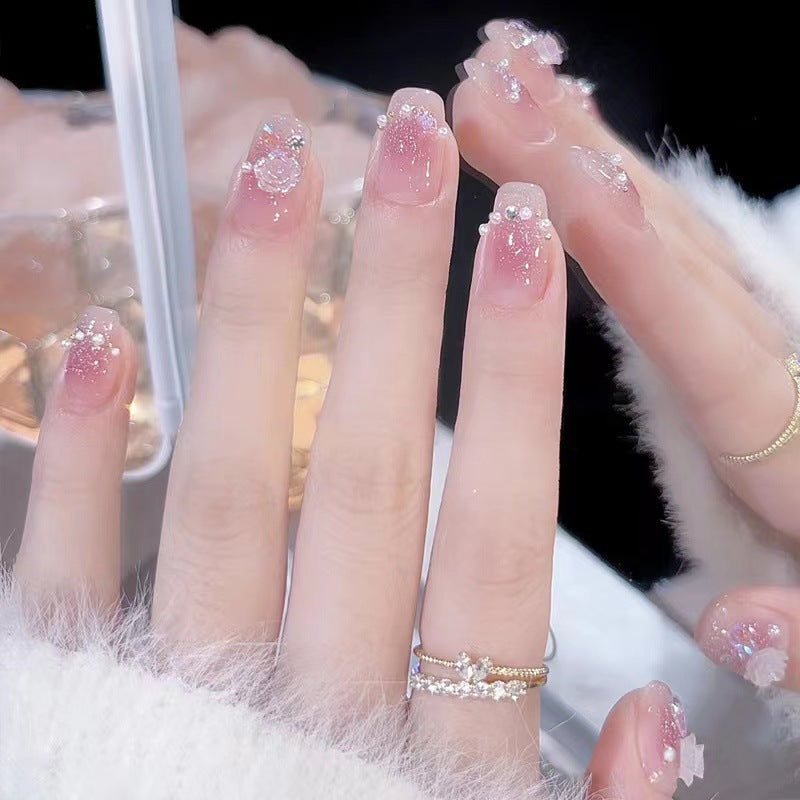 Glamouröse Nagelkunst mit Strass- und Perlenakzenten Karnz