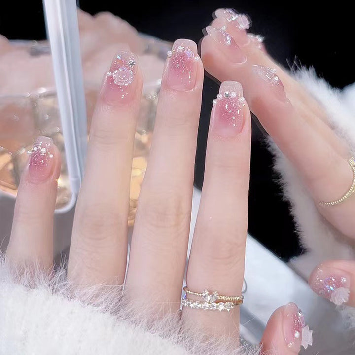 Glamouröse Nagelkunst mit Strass- und Perlenakzenten Karnz