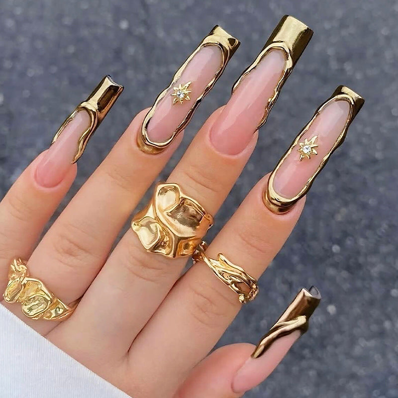 Elegantes Press-On-Nagelkunst-Set mit goldenen Akzentdesign Karnz