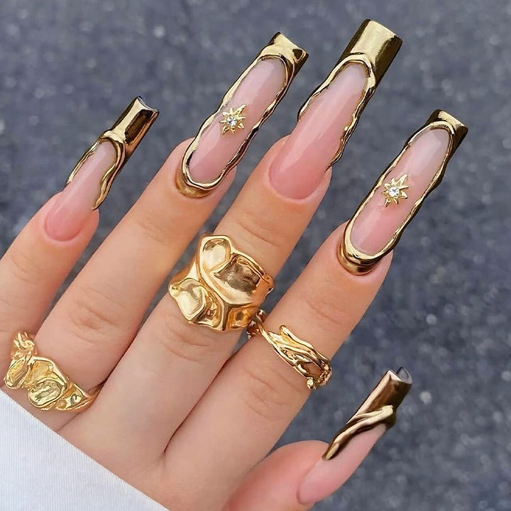 Elegantes Press-On-Nagelkunst-Set mit goldenen Akzentdesign Karnz