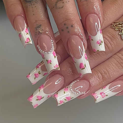 Kunstnagelset mit floralen Designs und eleganten Verzierungen Karnz