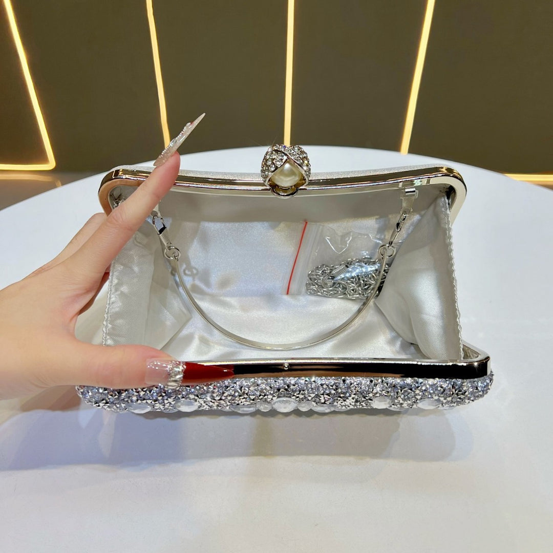Aufwendig besetzte Abend-Clutch