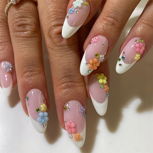 Dekorativer Press-On Nagelset mit floralen Akzenten
