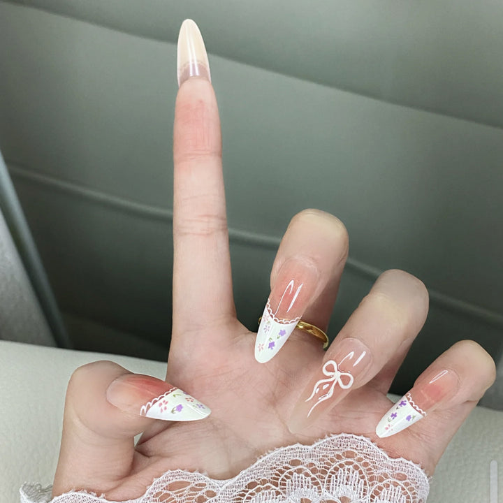 Blumenverzierte Press-On Nagelset Karnz
