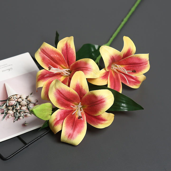 Lebensechter künstlicher Lilienstrauß