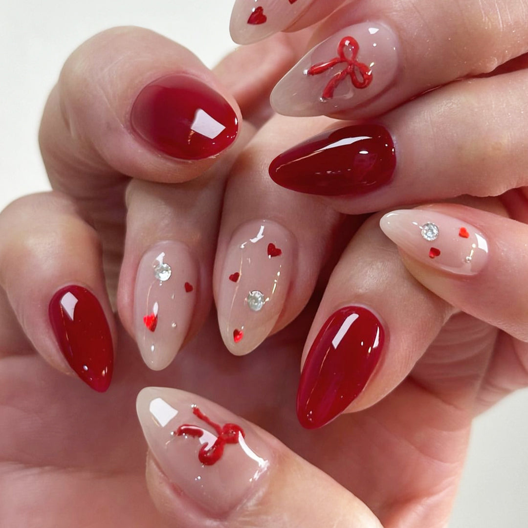 Kunstnagelset mit romantischen Designs und exquisite Details Karnz