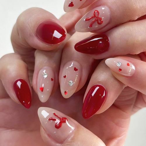 Kunstnagelset mit romantischen Designs und exquisite Details Karnz
