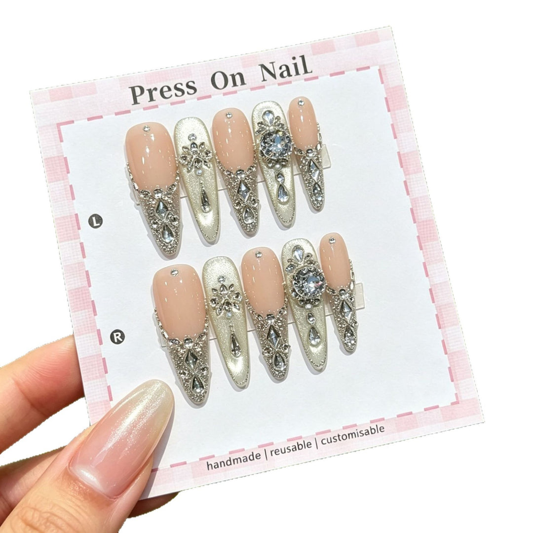 Dekoratives Press-On Nagelkunstset mit eleganten Edelsteinen